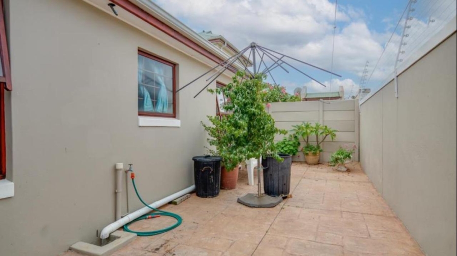 3 Bedroom Property for Sale in Milkwood Park Western Cape